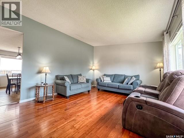 437 Russell Crescent, Swift Current, Saskatchewan  S9H 4S6 - Photo 3 - SK041495