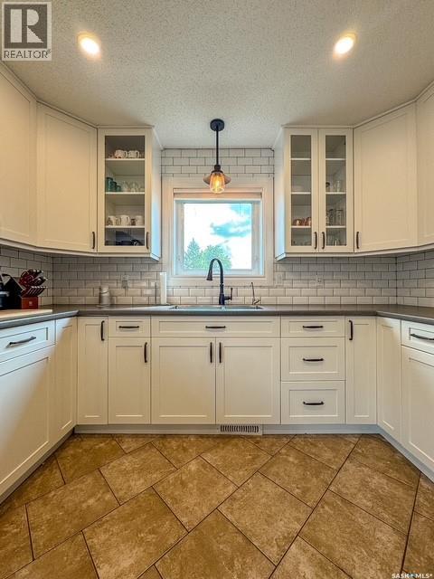 437 Russell Crescent, Swift Current, Saskatchewan  S9H 4S6 - Photo 6 - SK041495