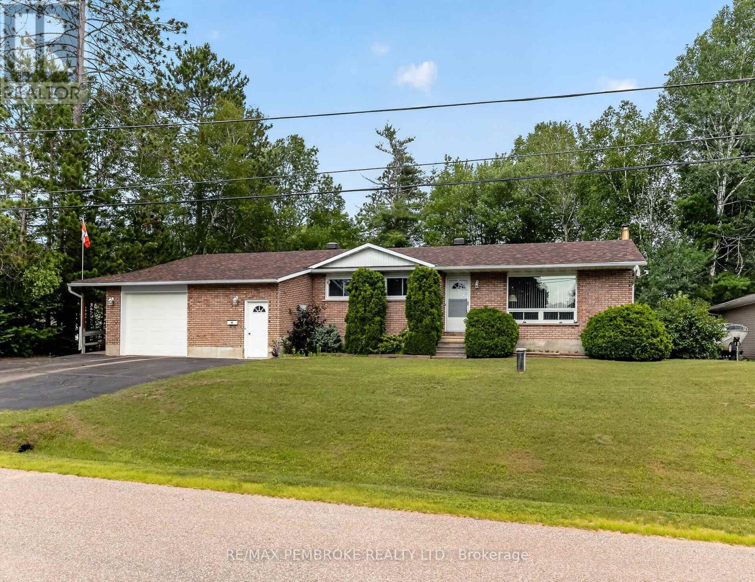7 Martin Street, Laurentian Hills, Ontario  K0J 1J0 - Photo 2 - X13522922