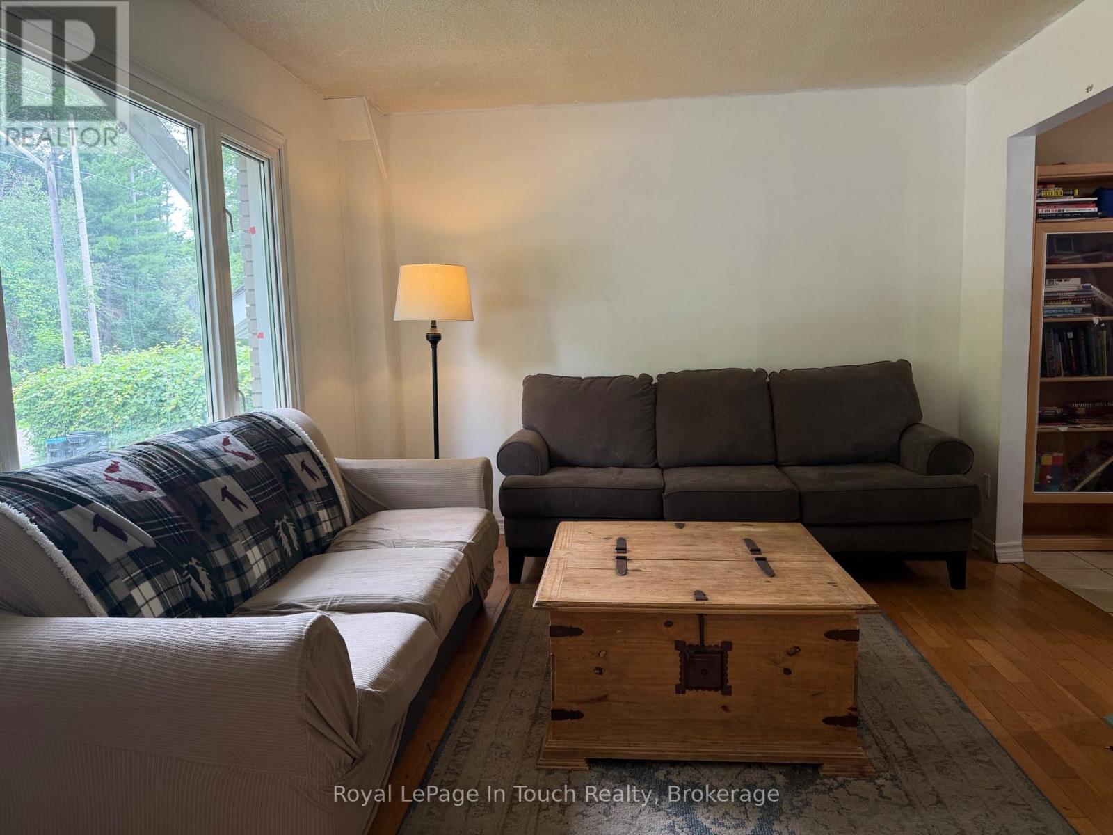 111 Burke Street, Penetanguishene, Ontario  L9M 1B2 - Photo 3 - S13523014