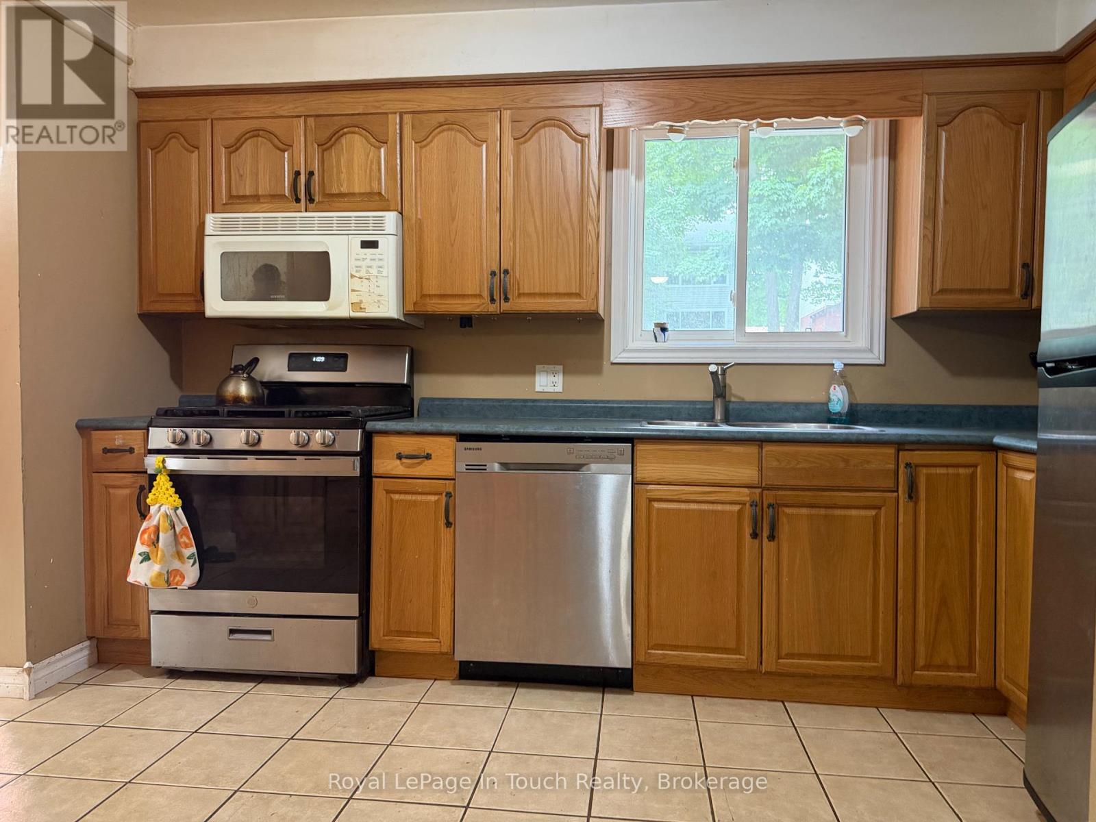 111 Burke Street, Penetanguishene, Ontario  L9M 1B2 - Photo 4 - S13523014