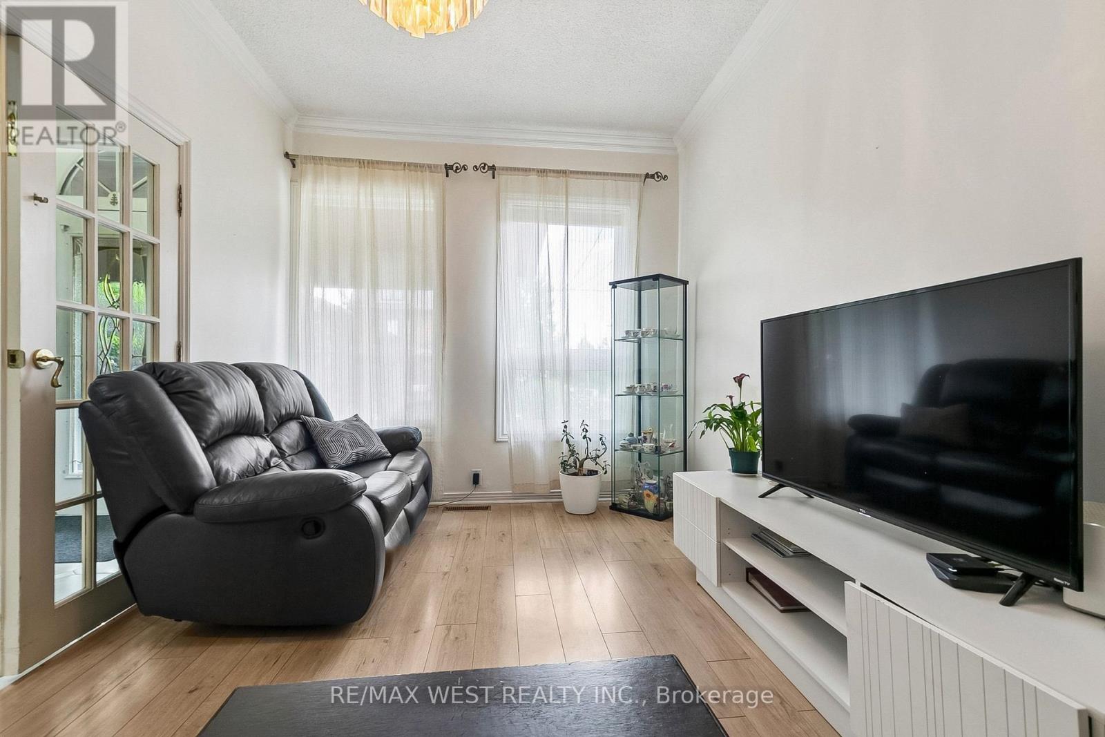 454 Brock Avenue, Toronto, Ontario  M6H 3N3 - Photo 5 - C13523056