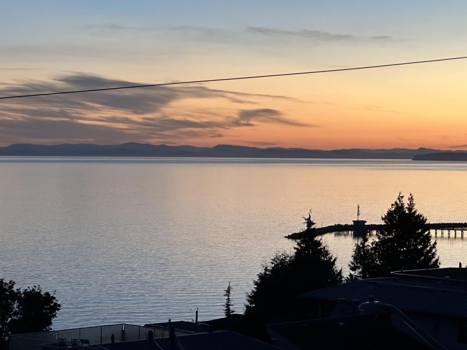 15477 Columbia Avenue, White Rock, British Columbia  V4B 1K3 - Photo 2 - R3141536