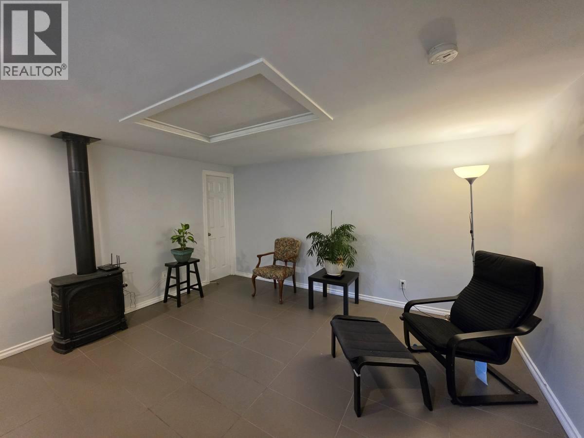 737 Robinson, Coquitlam, British Columbia  V3J 4E9 - Photo 2 - R3142738