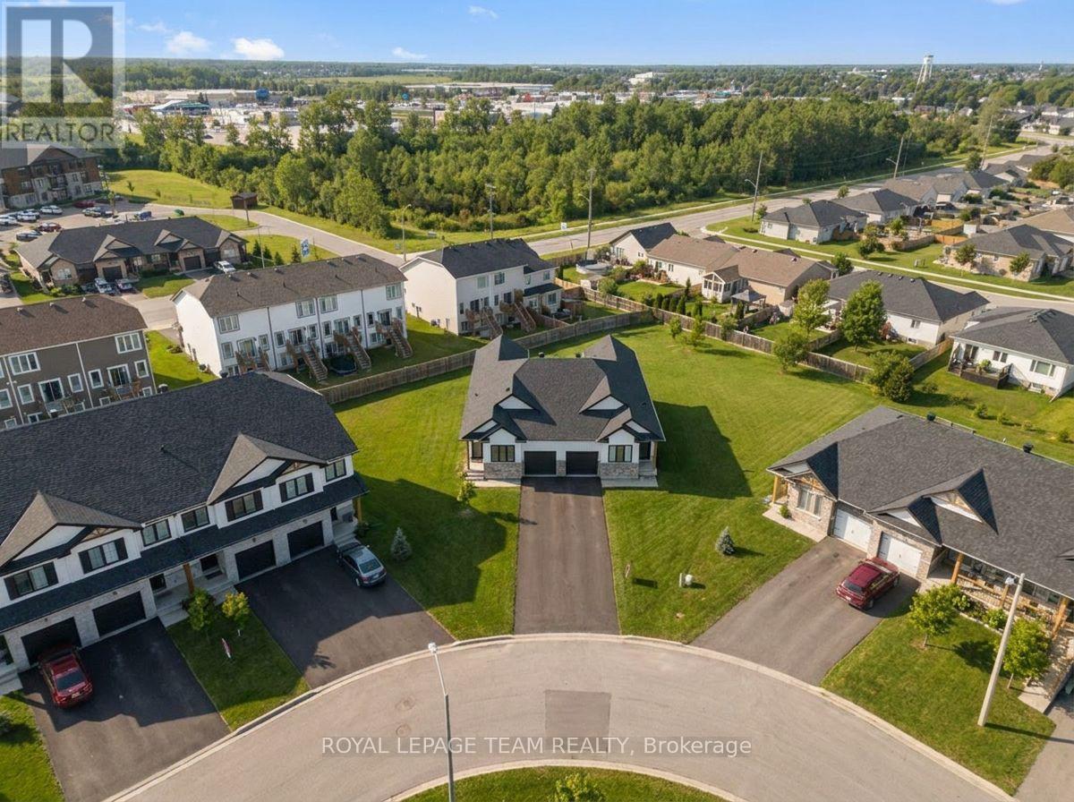 52 WHITCOMB CRESCENT, Smiths Falls, Ontario