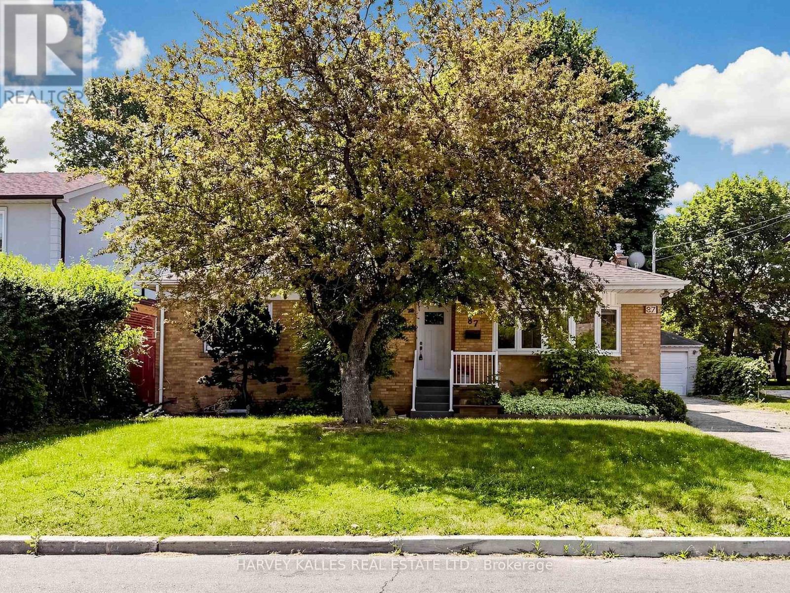 <div class="slider-price">$1,449,999</div><p>87 Combe Avenue, Toronto, Ontario</p>