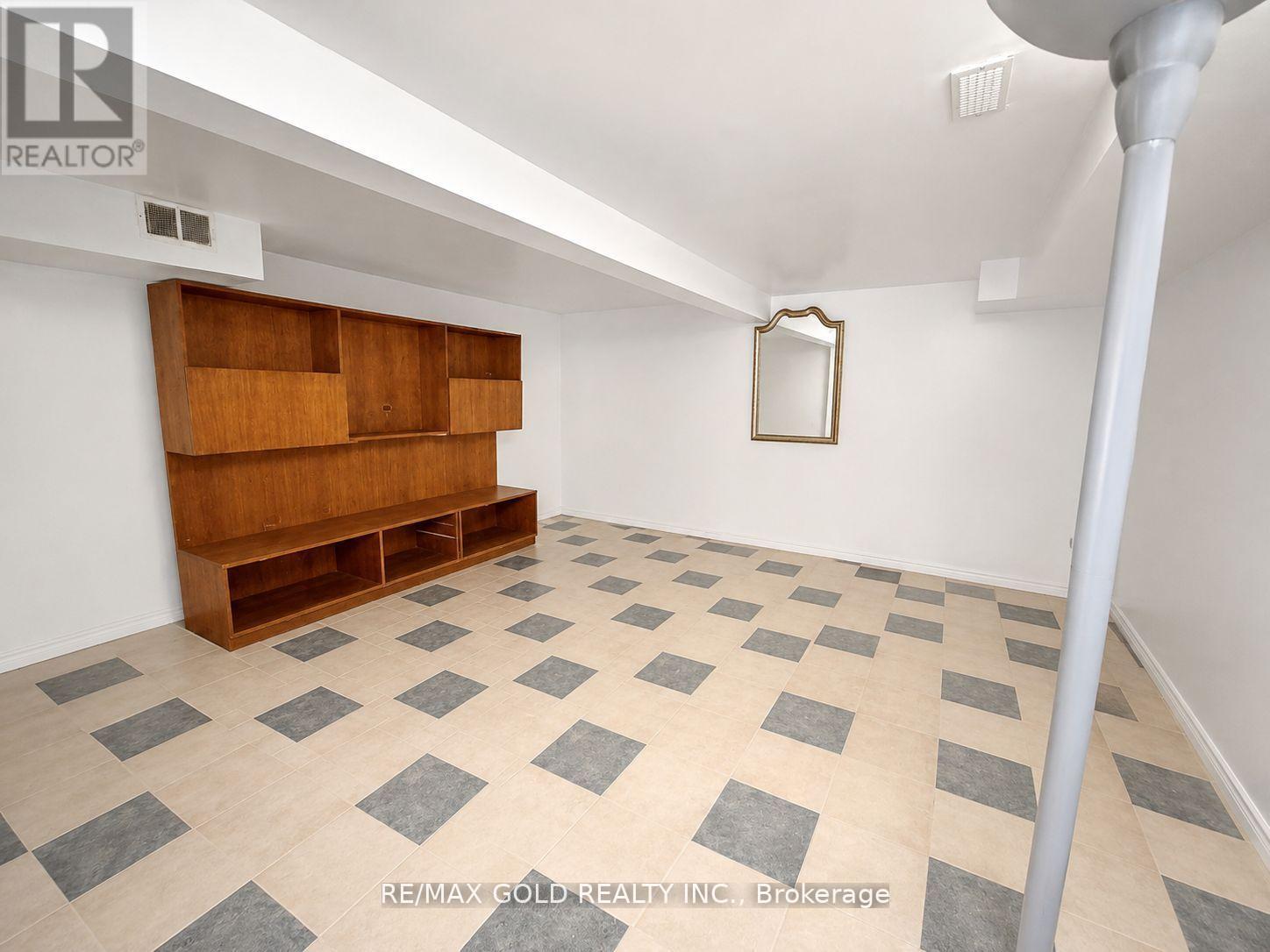 15 Huntingwood Crescent, Brampton, Ontario L6S 1C5 - Photo 4 - W13523408