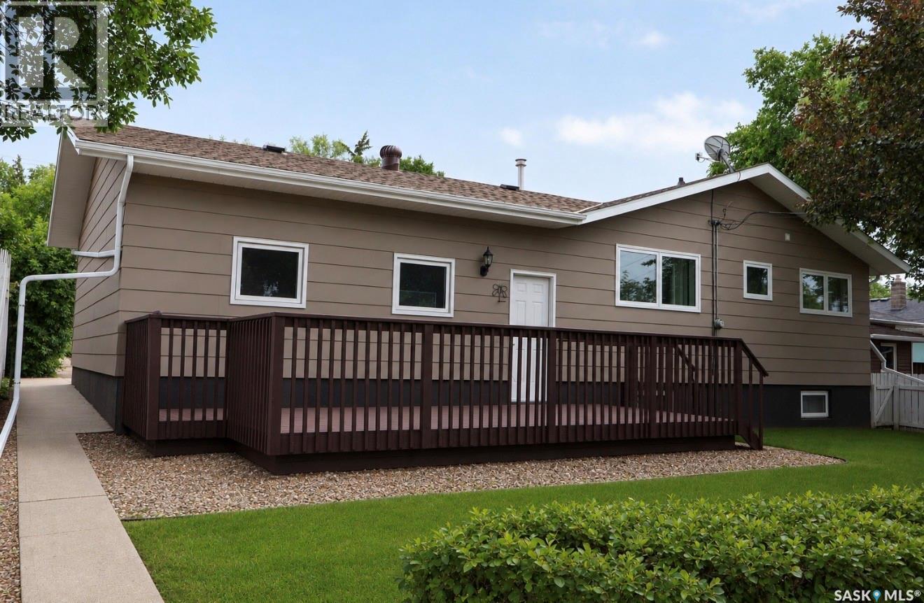 407 7th Avenue E, Assiniboia, Saskatchewan  S0H 0B0 - Photo 2 - SK041504