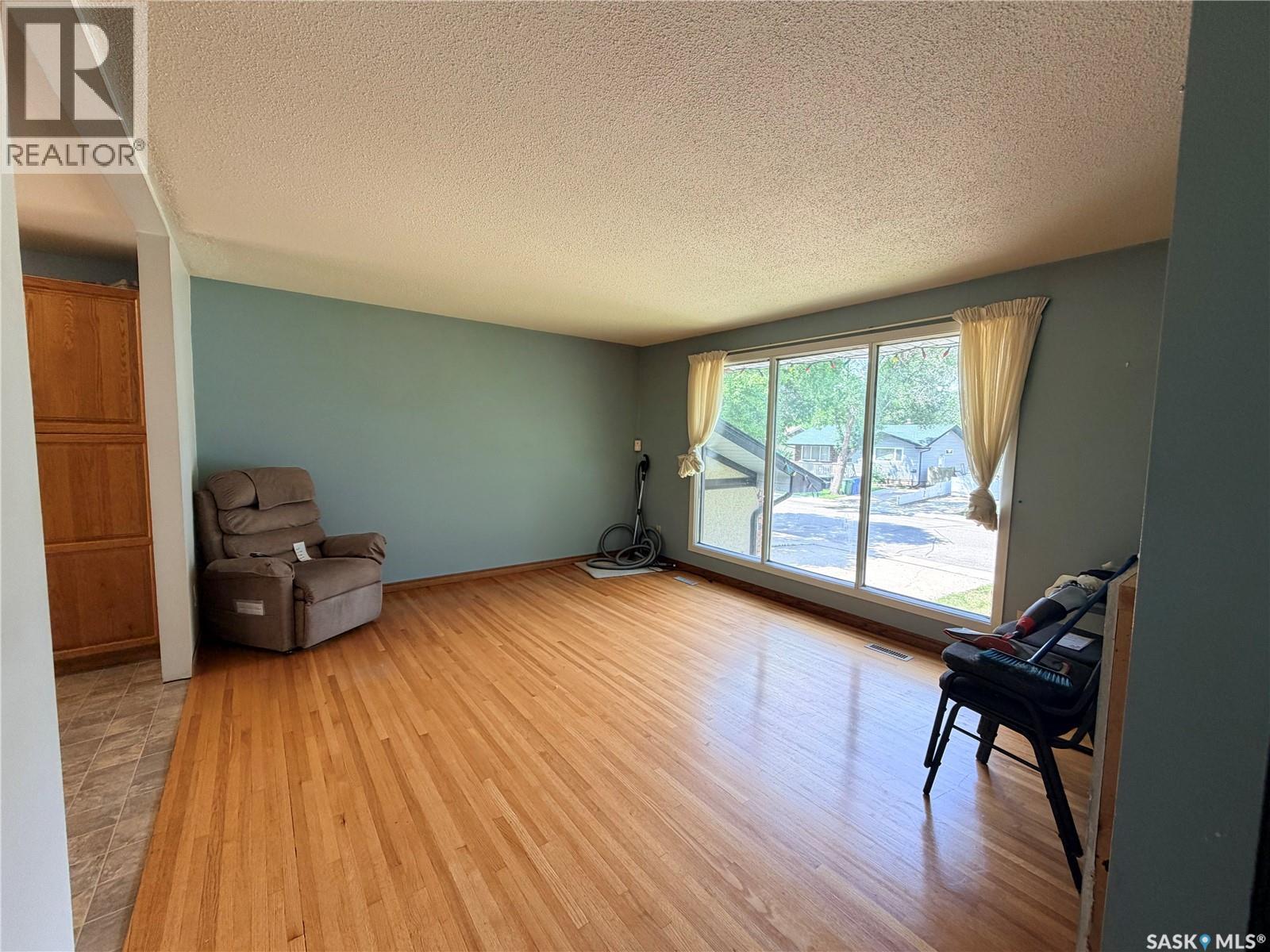2221 Bedford Avenue E, Regina, Saskatchewan  S4N 0H1 - Photo 3 - SK041520