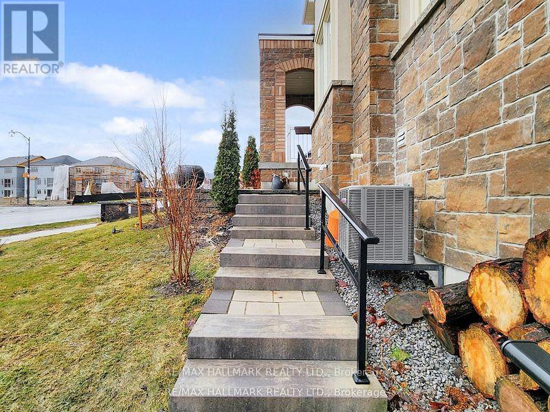 86 MURRAY LEONARD LANE, East Gwillimbury, Ontario