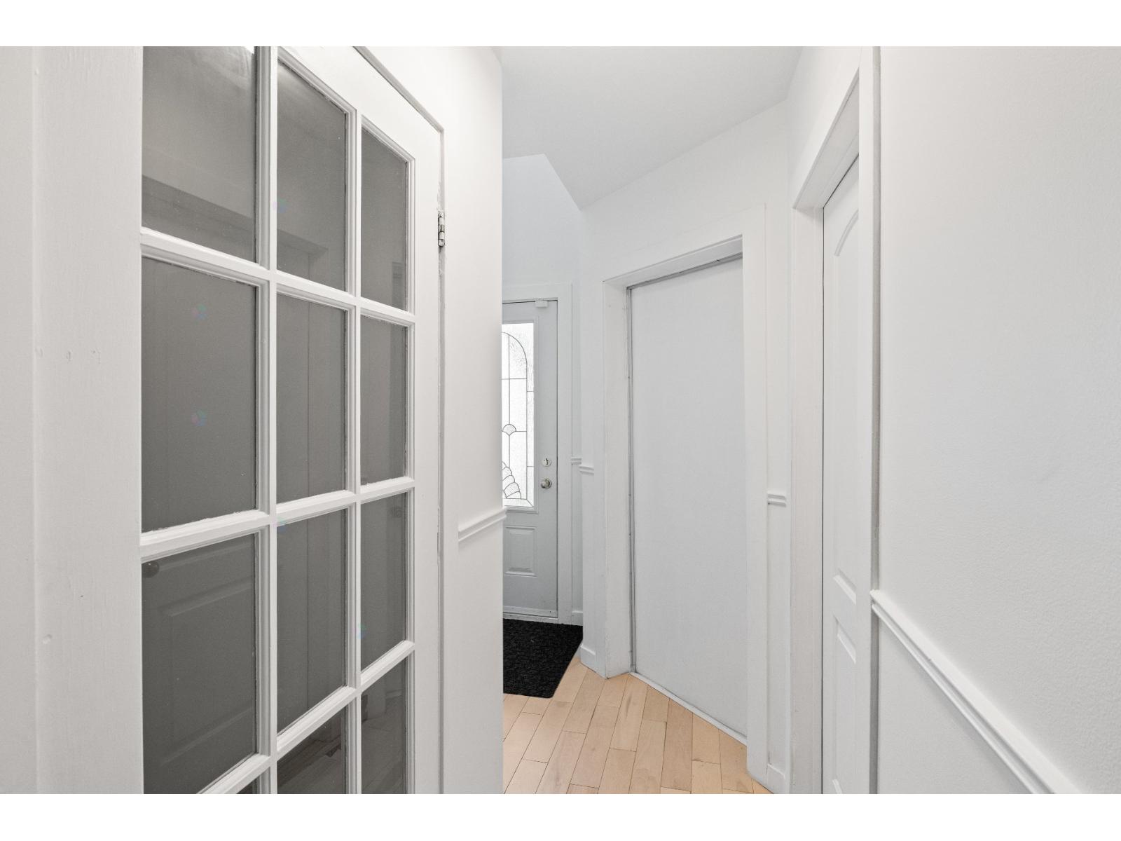 323 Rue des Vosges Laval (Vimont) Quebec Canada H7K9Z7 4
