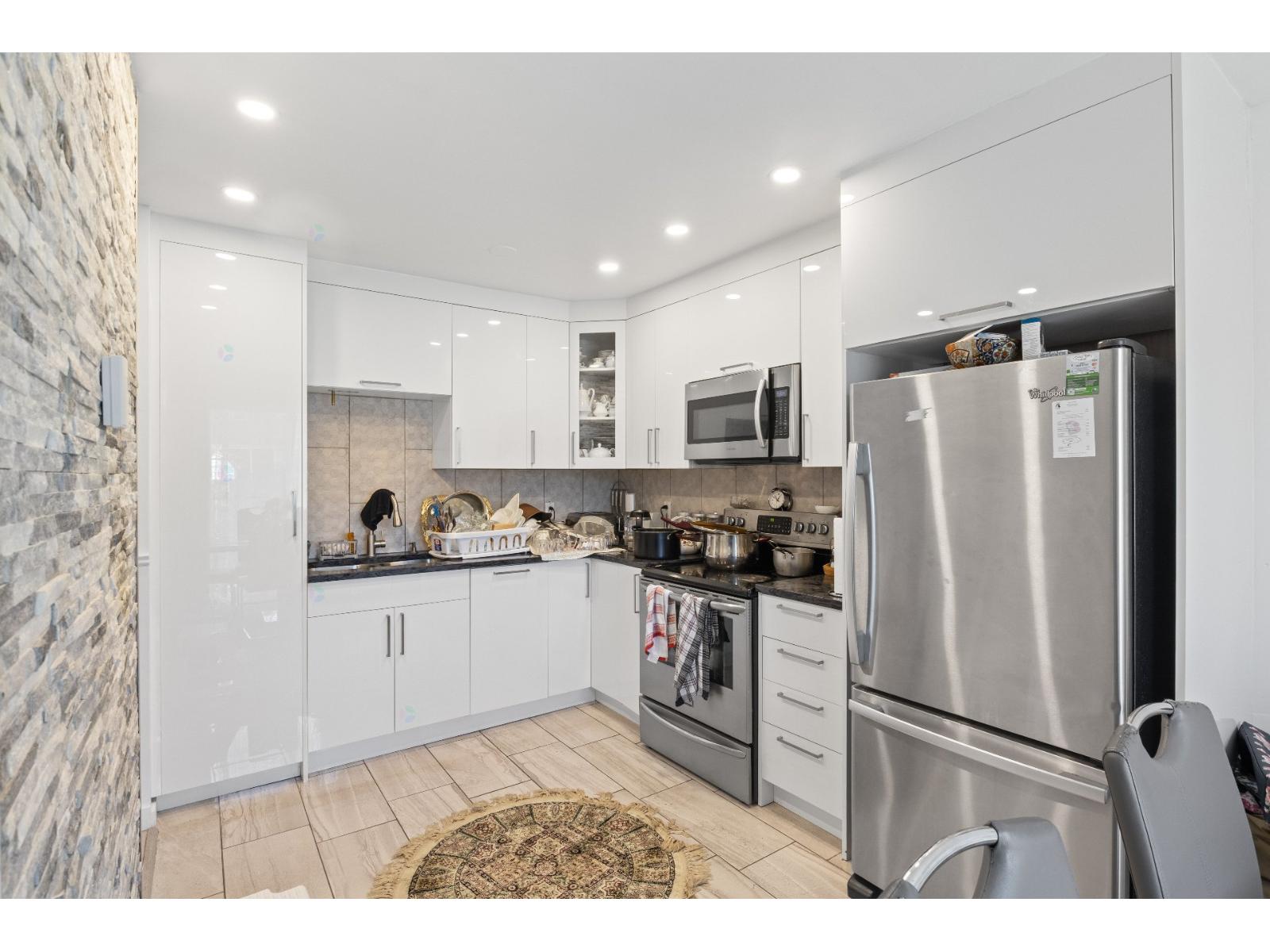 323 Rue des Vosges Laval (Vimont) Quebec Canada H7K9Z7 5