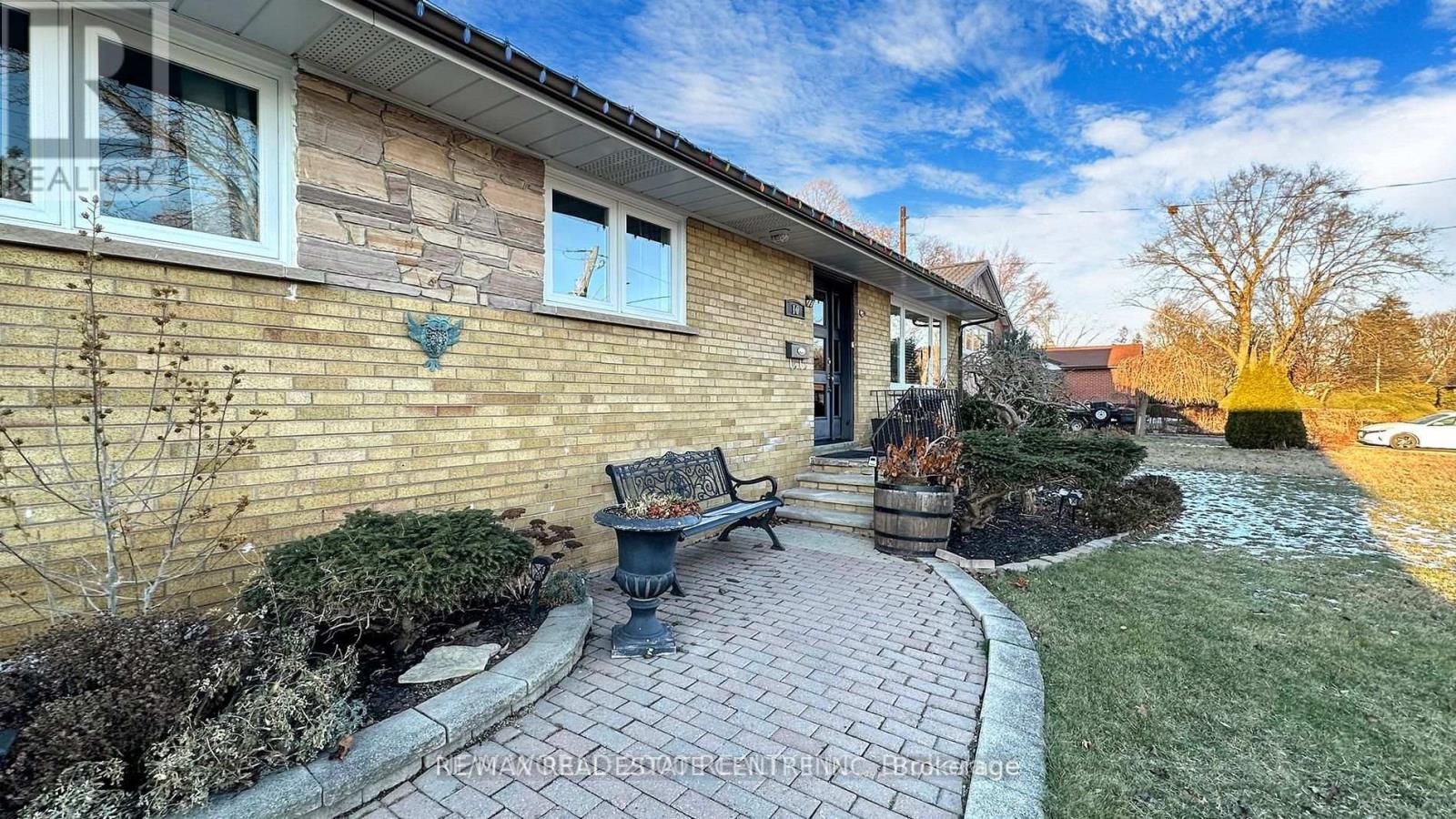 10 Suburban Drive, Mississauga, Ontario  L5N 1G5 - Photo 3 - W13523644