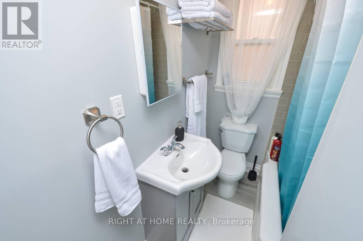 9 Donald Avenue, Toronto, Ontario  M6M 1J7 - Photo 9 - W13523682