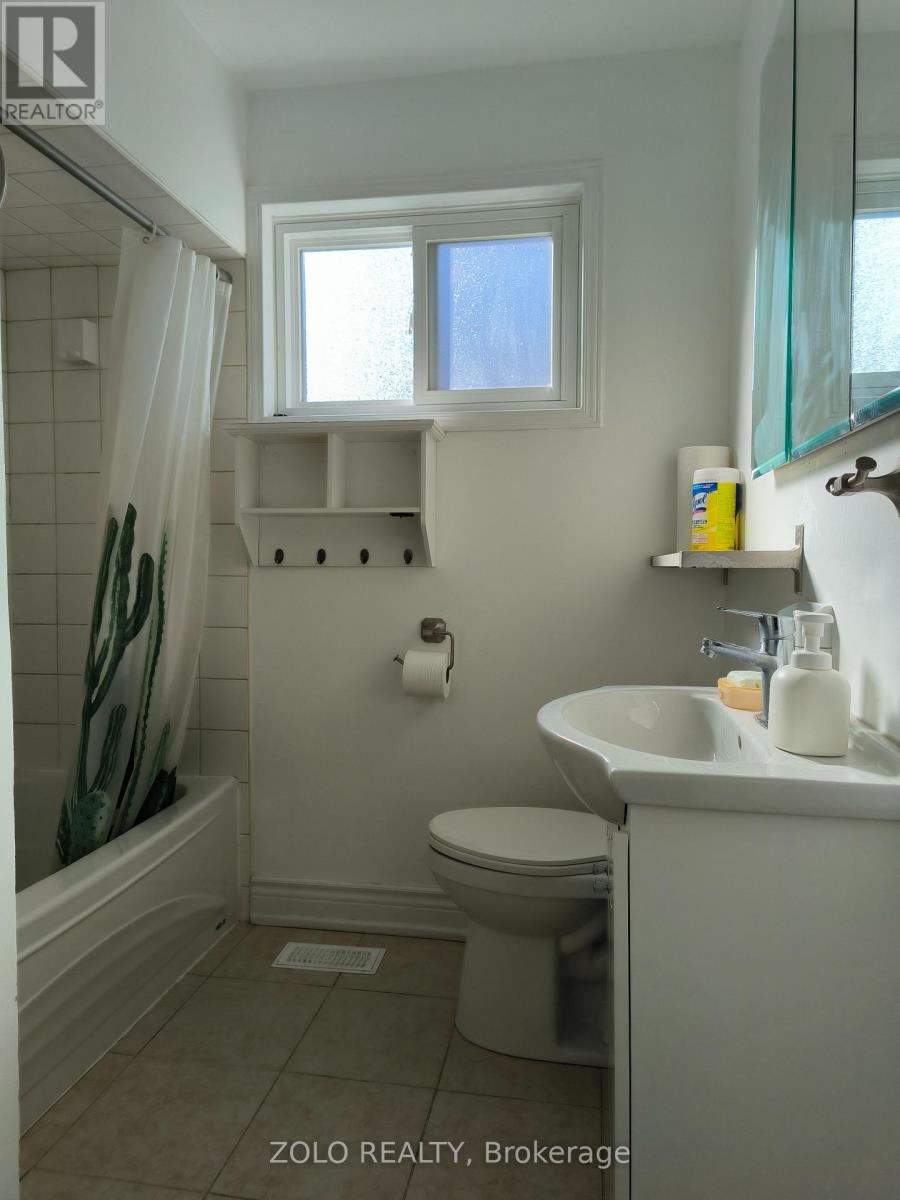 Main Floor - 4 Cloebury Court, Toronto, Ontario  M2R 1V8 - Photo 9 - C13523722