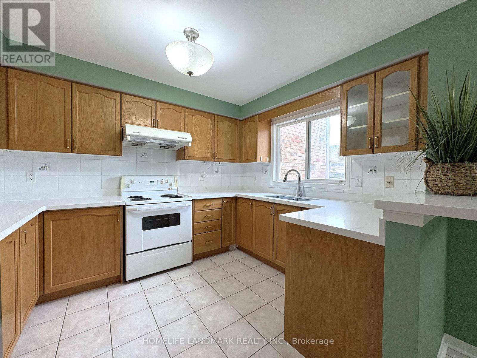 65 Cariglia Trail, Markham, Ontario  L3R 4X1 - Photo 7 - N13522408