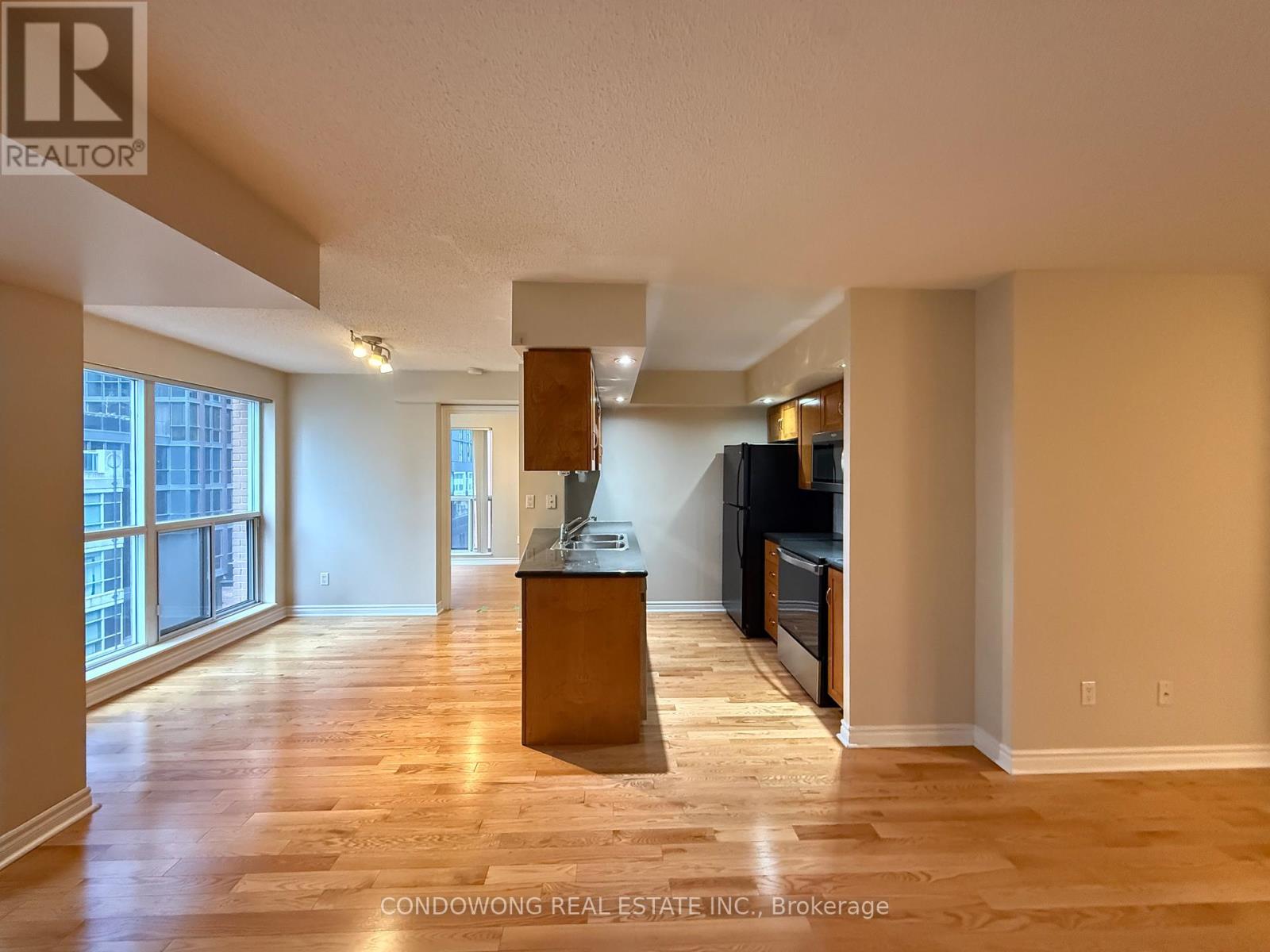 819 - 270 WELLINGTON STREET W, Toronto, Ontario