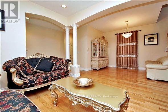 33 Golden Oak Avenue, Richmond Hill (Rouge Woods), Ontario  L4S 1Y6 - Photo 3 - N13524360