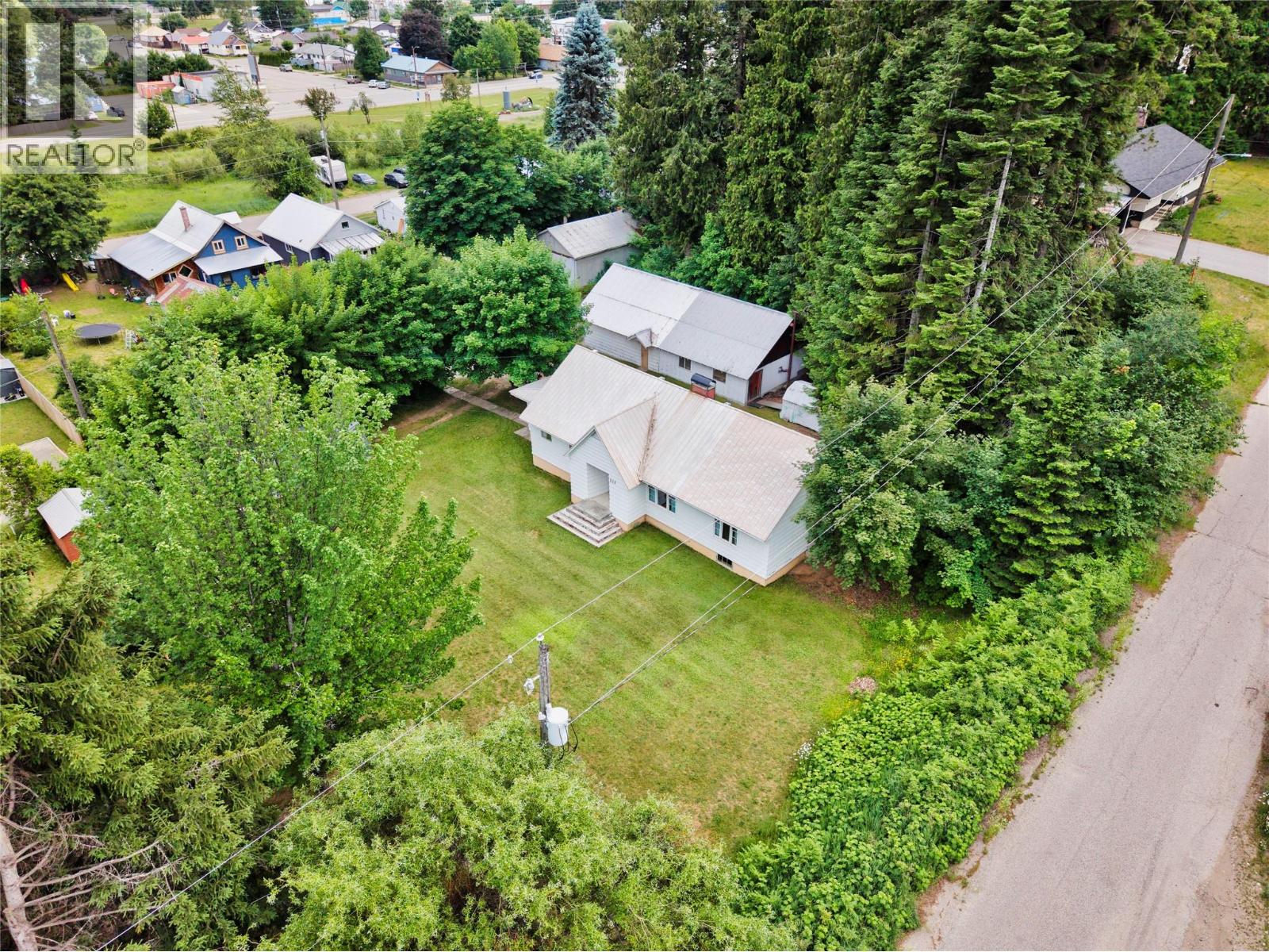 211 Maclure Avenue, Salmo, British Columbia