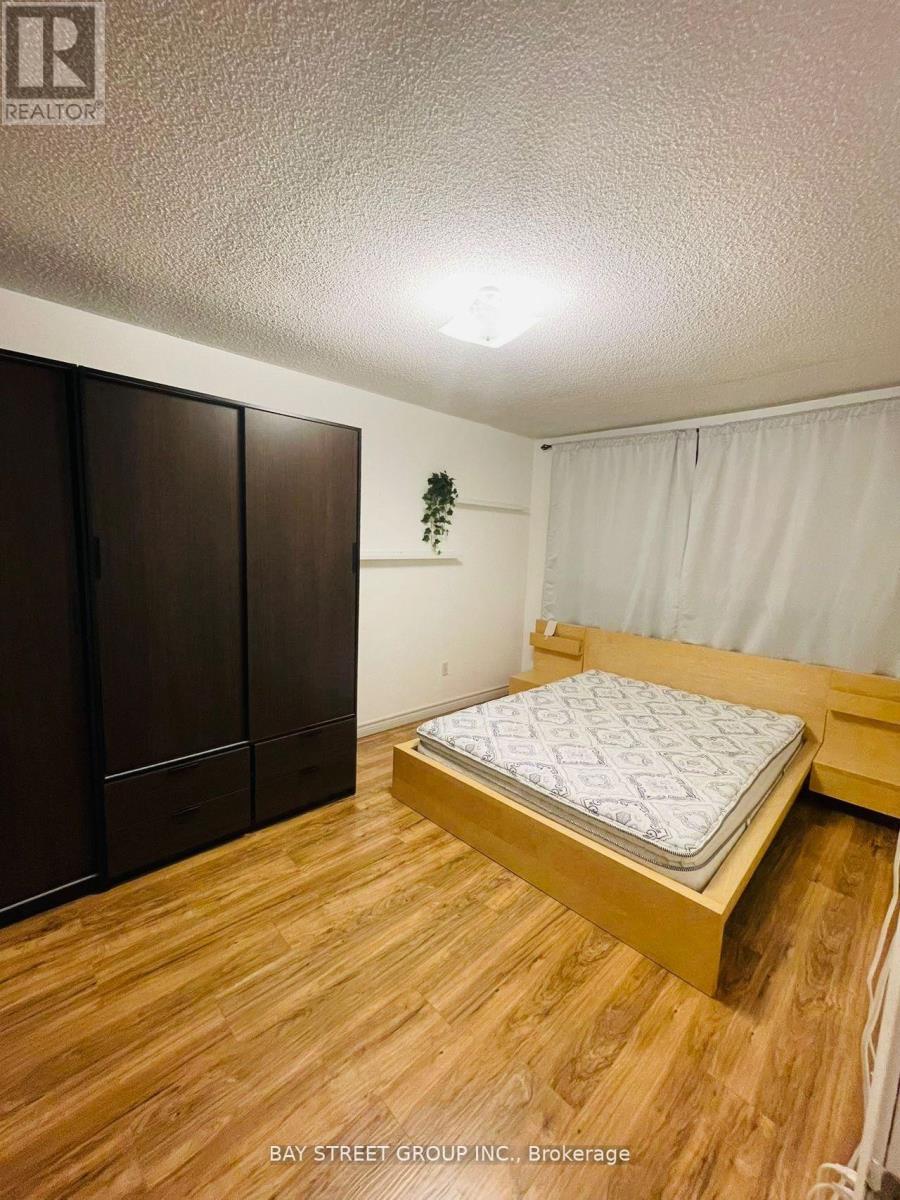 64 - 3025 Cedarglen Gate, Mississauga, Ontario L5C 2V7 - Photo 5 - W13524638