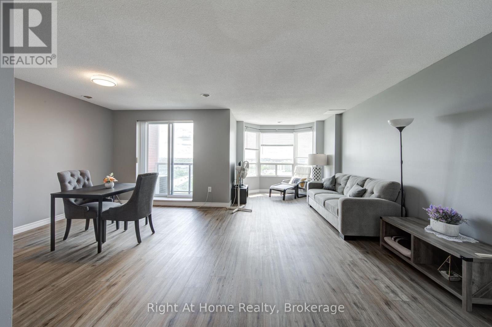 1104 - 30 Chapman Court, London North, Ontario  N6G 4Y4 - Photo 2 - X13524774
