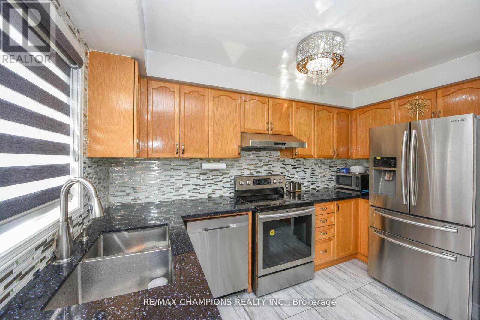 30 Feather Reed Way, Brampton, Ontario L6R 3A3 - Photo 11 - W13524766