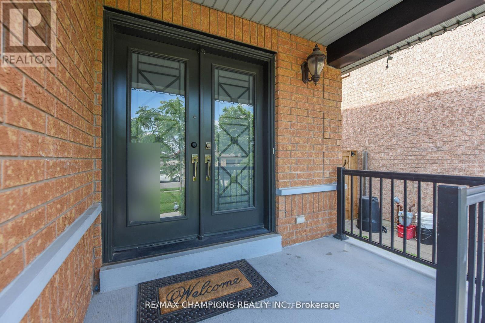 30 Feather Reed Way, Brampton, Ontario L6R 3A3 - Photo 2 - W13524766