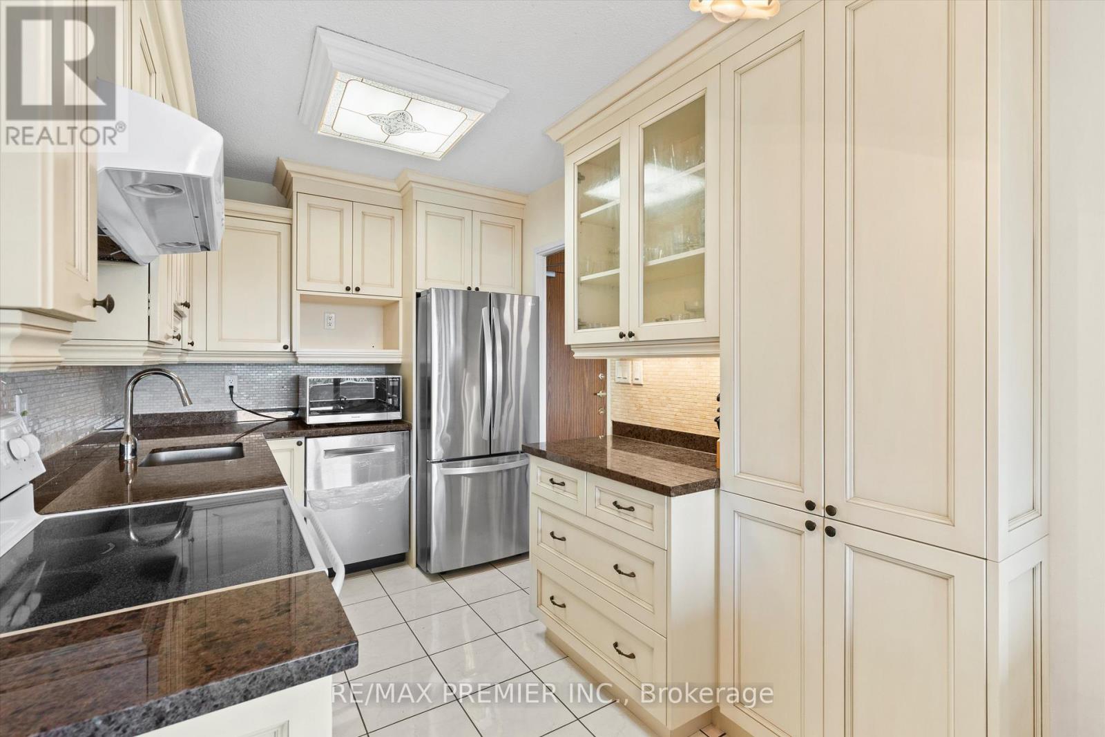 711 - 240 Scarlett Road, Toronto, Ontario  M6N 4X4 - Photo 3 - W13524846