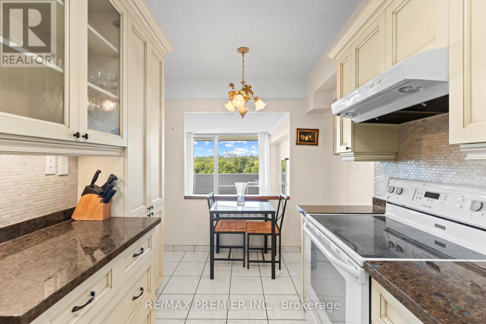 711 - 240 Scarlett Road, Toronto, Ontario  M6N 4X4 - Photo 5 - W13524846