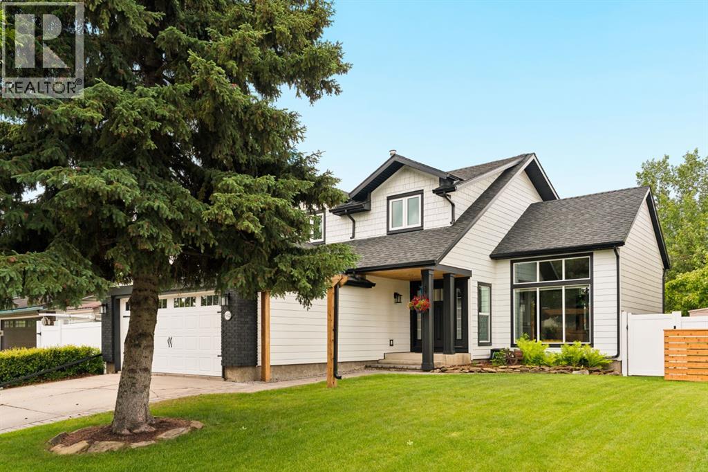 692 Woodpark Boulevard SW, Calgary, Alberta  T2W 3R7 - Photo 1 - A2325814