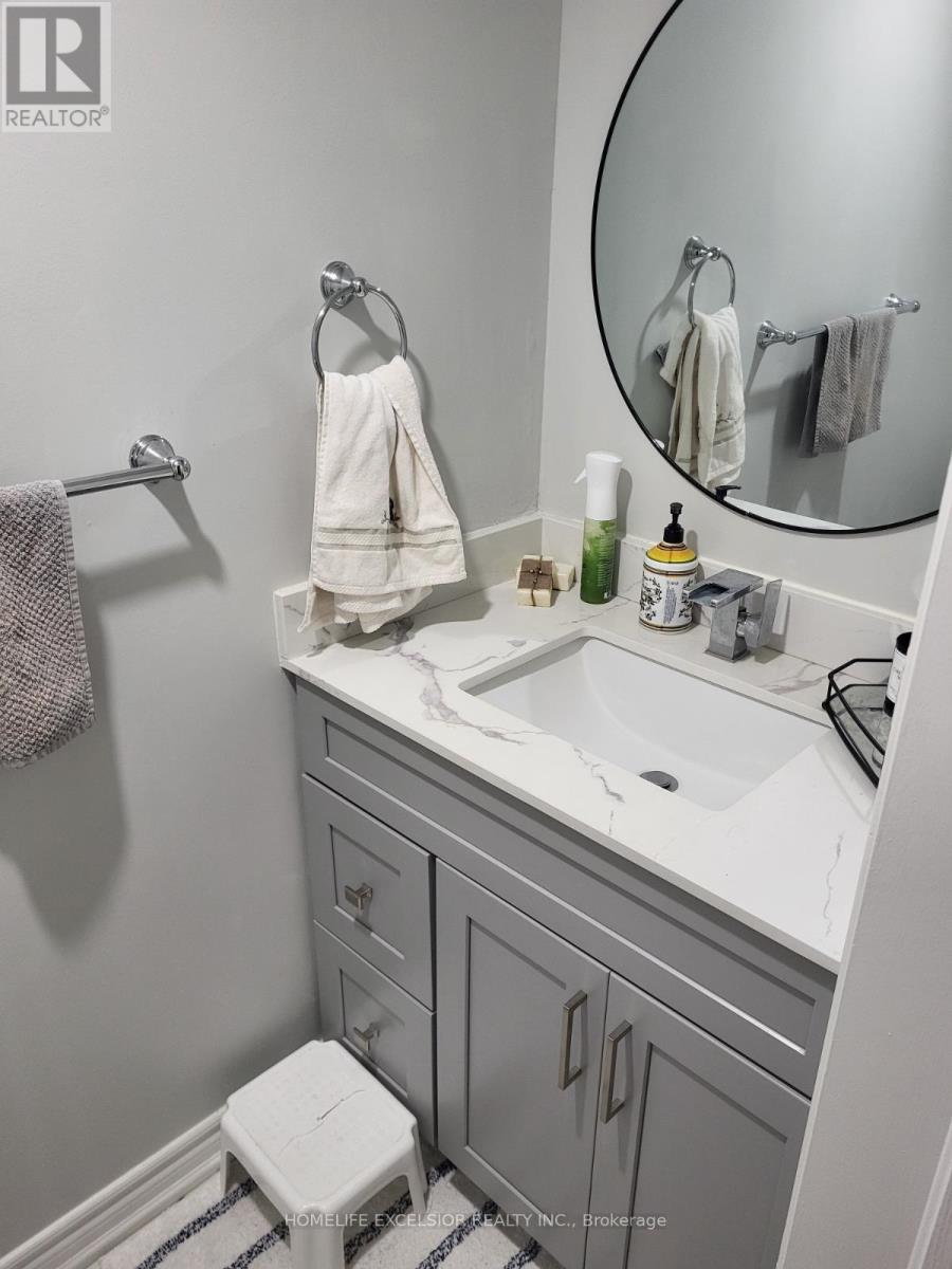 5872 Rainberry Drive, Mississauga, Ontario  L5M 6S4 - Photo 7 - W13524962