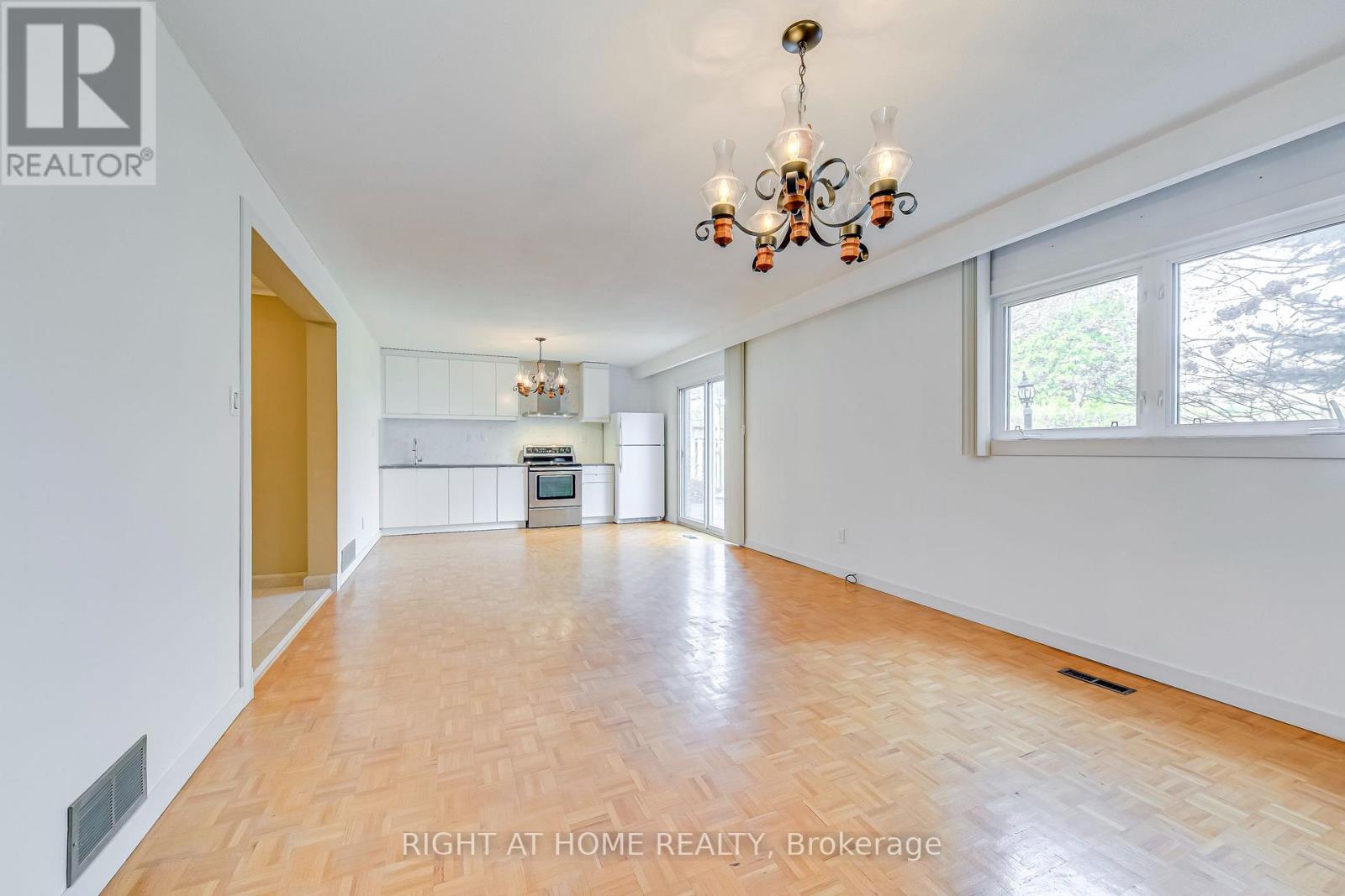 Lower - 2125 Varency Drive, Mississauga, Ontario  L5K 1C2 - Photo 3 - W13525054