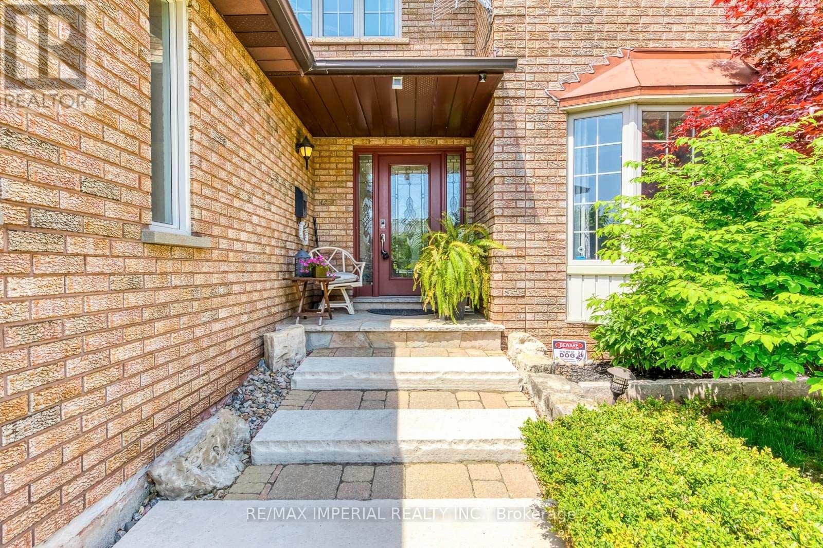 1511 Greenridge Circle, Oakville, Ontario  L6M 2J6 - Photo 3 - W13525100