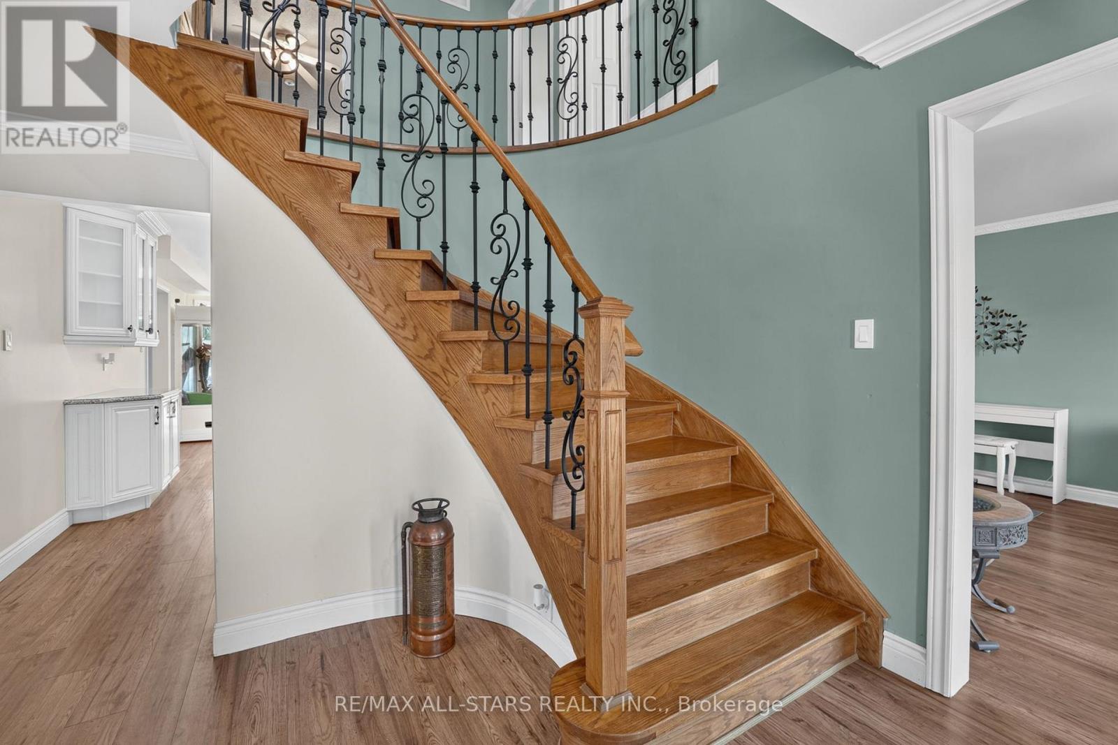 9 Fontaine Drive, Georgina, Ontario  L4P 3P2 - Photo 9 - N13525280