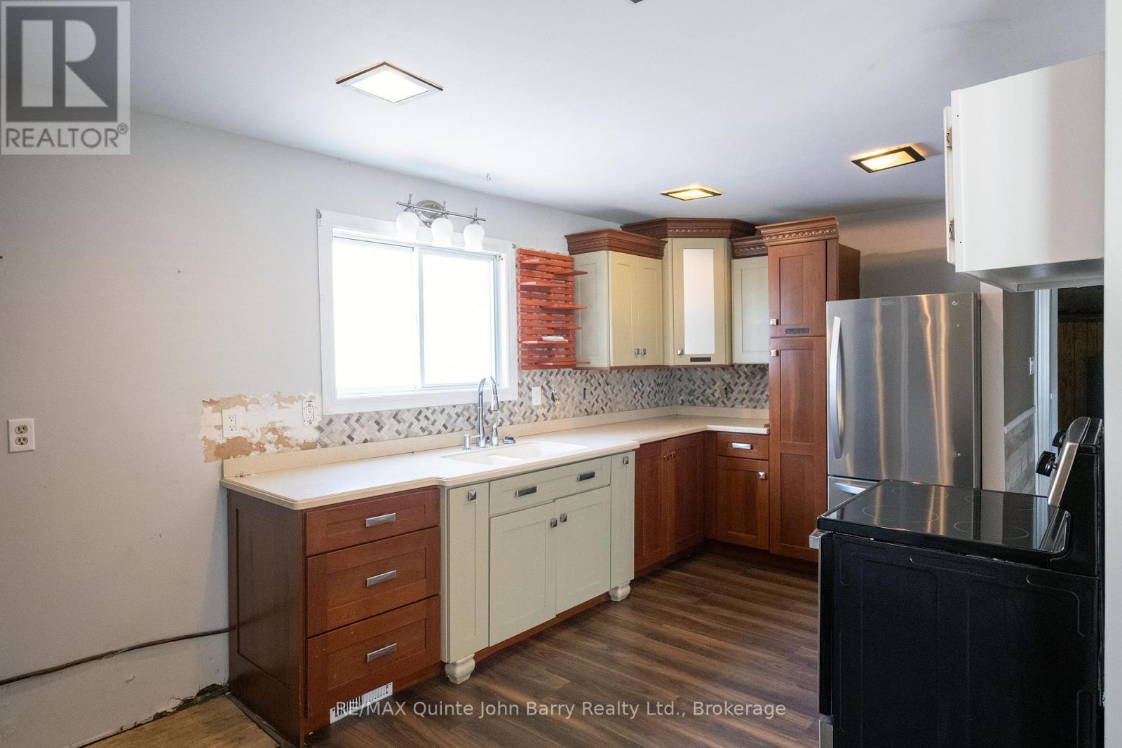 14 Harriet Street, Quinte West, Ontario K8V 4L4 - Photo 5 - X12554562