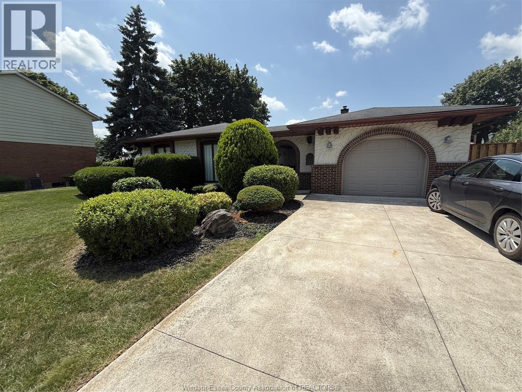 377 Fairway, St. Clair Beach, Ontario  N8N 2Y9 - Photo 2 - 26016063