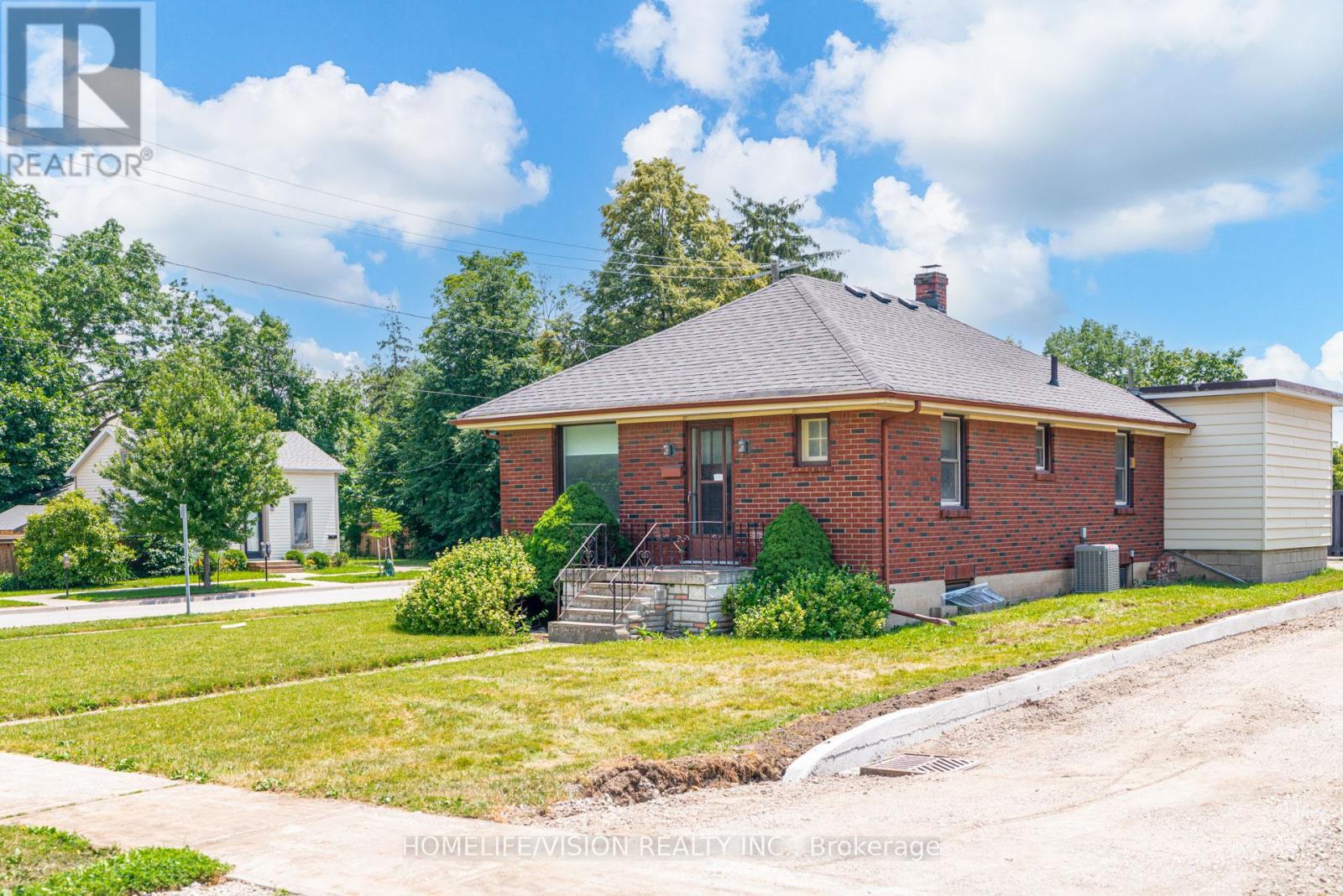 133 Mary Street E, Whitby, Ontario  L1N 2P3 - Photo 5 - E12972862