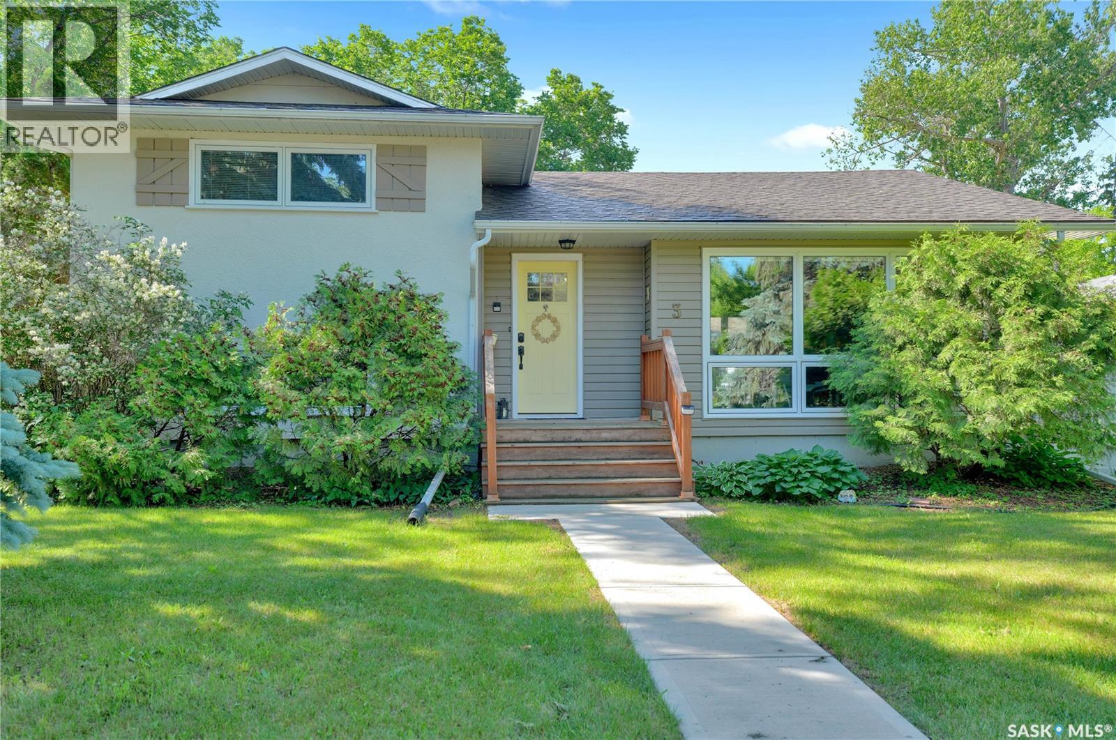 3 Dolphin Bay, Regina, Saskatchewan  S4S 3J7 - Photo 1 - SK041488