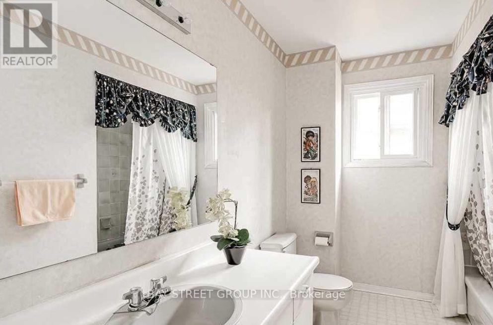 Upper1 - 3177 Colonial Drive, Mississauga, Ontario  L5L 5L3 - Photo 3 - W13526044
