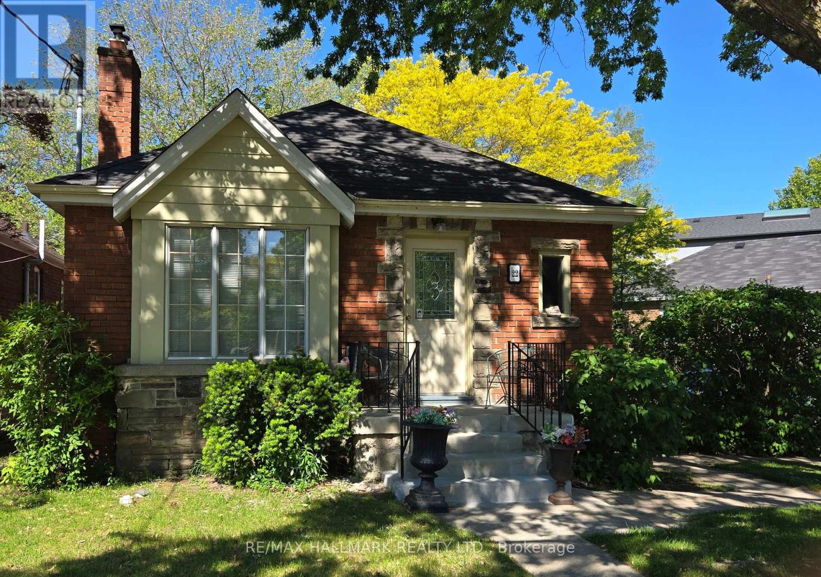 22 AIRLEY CRESCENT, Toronto, Ontario
