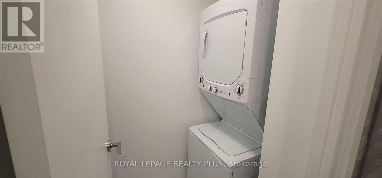 1807 - 39 Roehampton Avenue E, Toronto, Ontario  M4P 0G1 - Photo 3 - C13526464