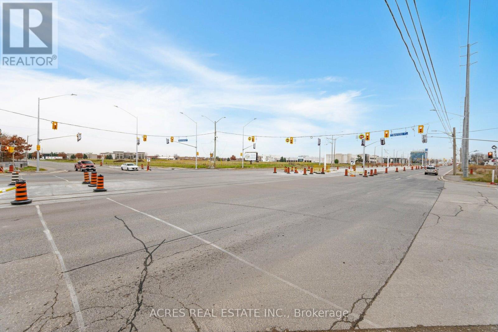 70 Superior Boulevard, Mississauga, Ontario L5T 2X9 - Photo 2 - W13526568