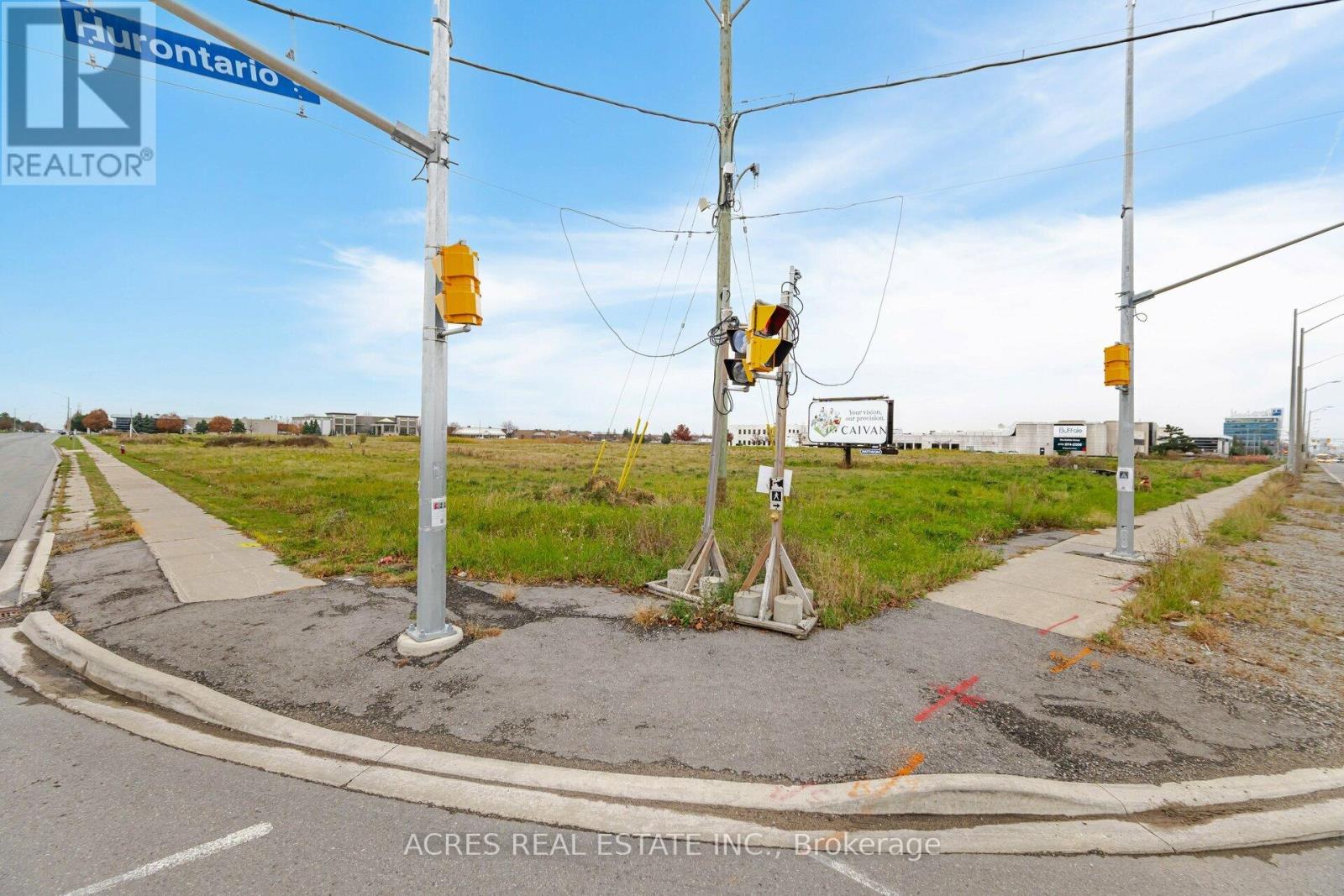 70 Superior Boulevard, Mississauga, Ontario L5T 2X9 - Photo 3 - W13526568