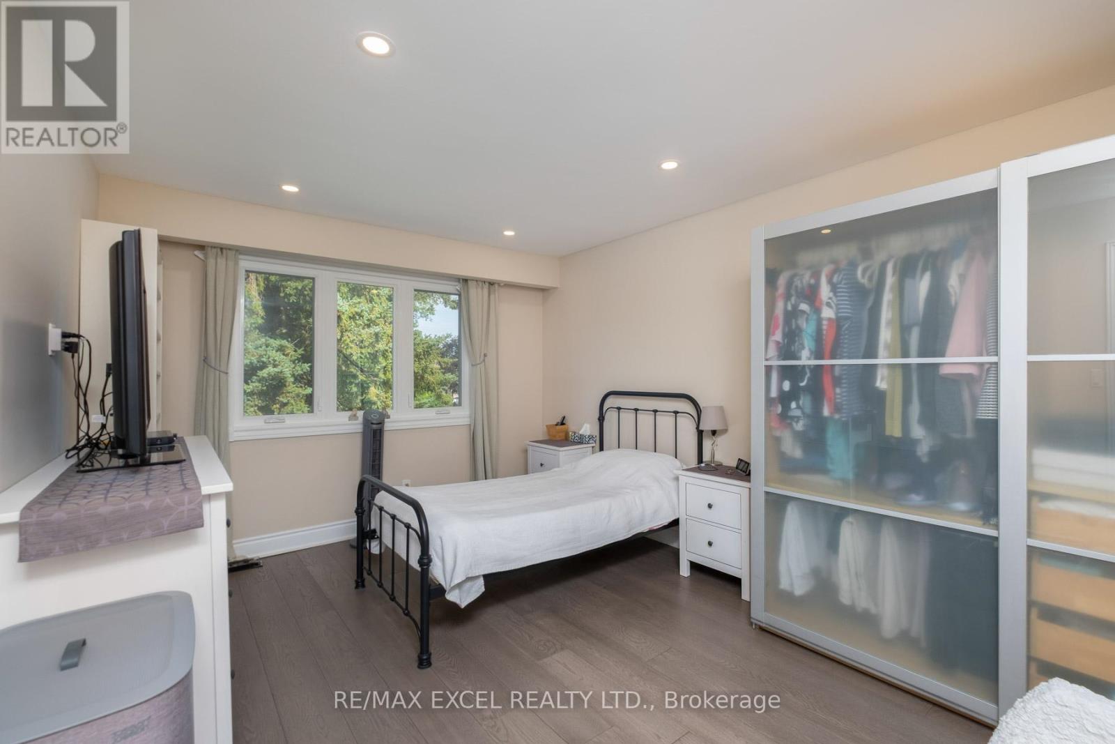 <div class="slider-price">$899,999</div><p>9 Applegate Crescent, Toronto, Ontario</p>