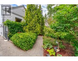 32 PLAXTON DRIVE, Toronto, Ontario