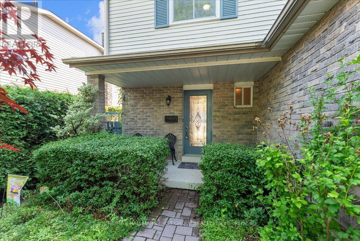 16 Goodfellow Street, Whitby, Ontario  L1P 1C4 - Photo 4 - E13527014