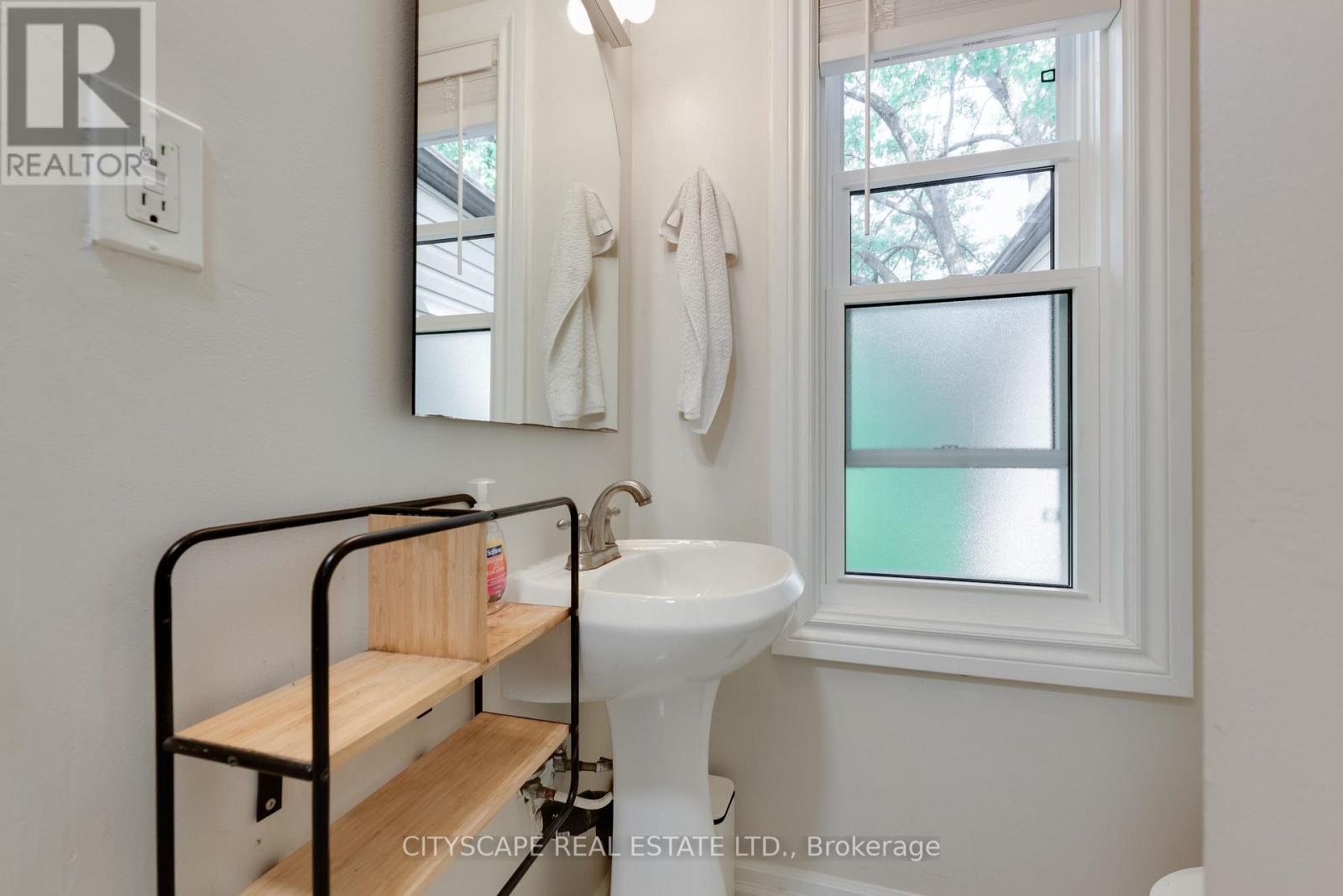 Upper - 193 Coxwell Avenue, Toronto, Ontario M4L 3B4 - Photo 15 - E13527168