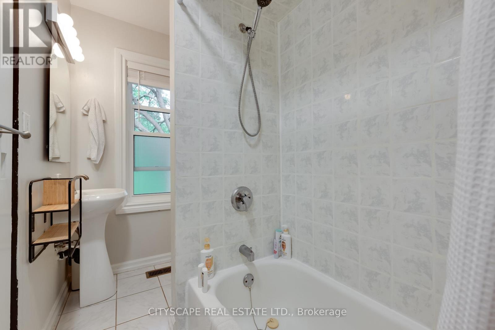 Upper - 193 Coxwell Avenue, Toronto, Ontario M4L 3B4 - Photo 16 - E13527168