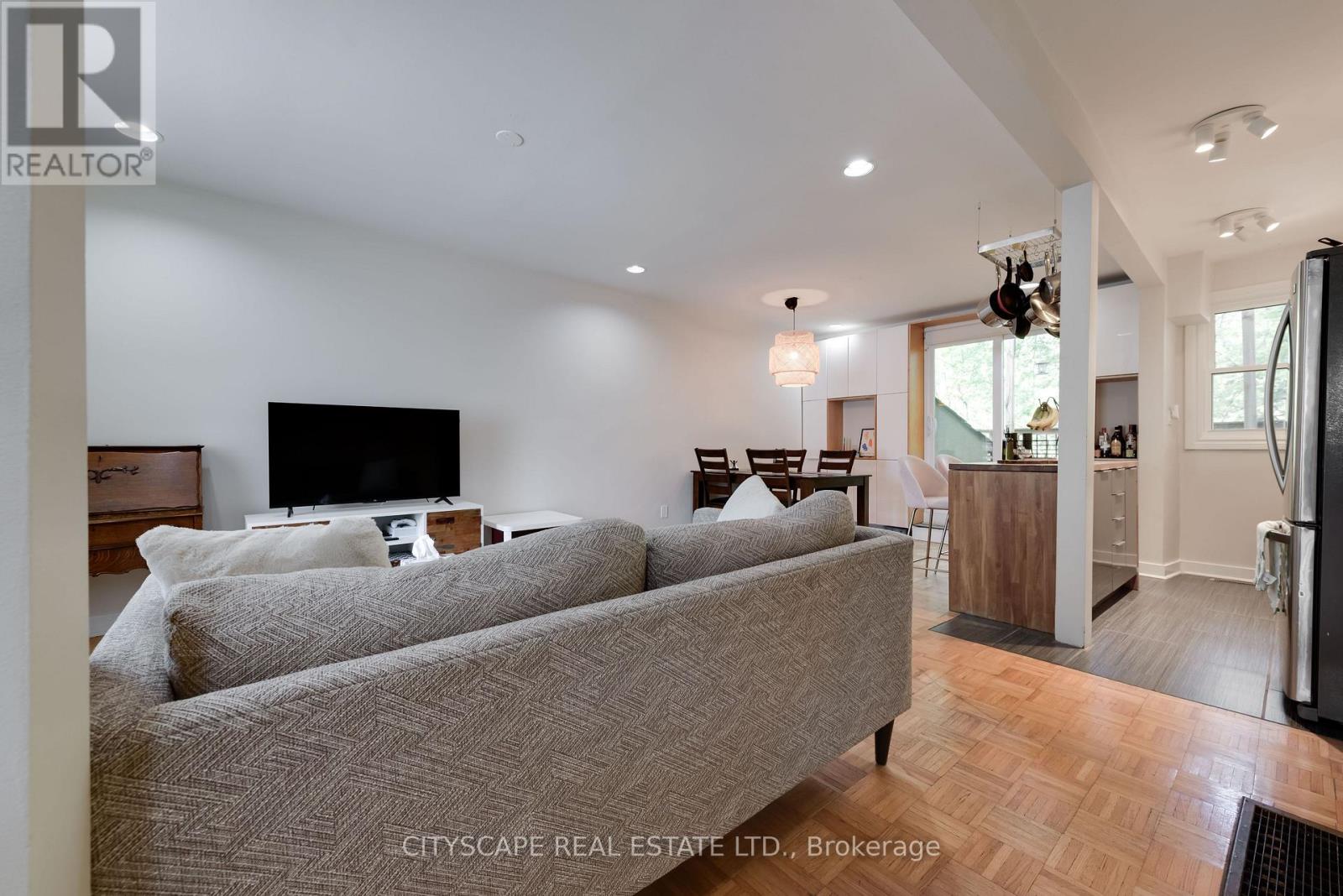 Upper - 193 Coxwell Avenue, Toronto, Ontario M4L 3B4 - Photo 2 - E13527168