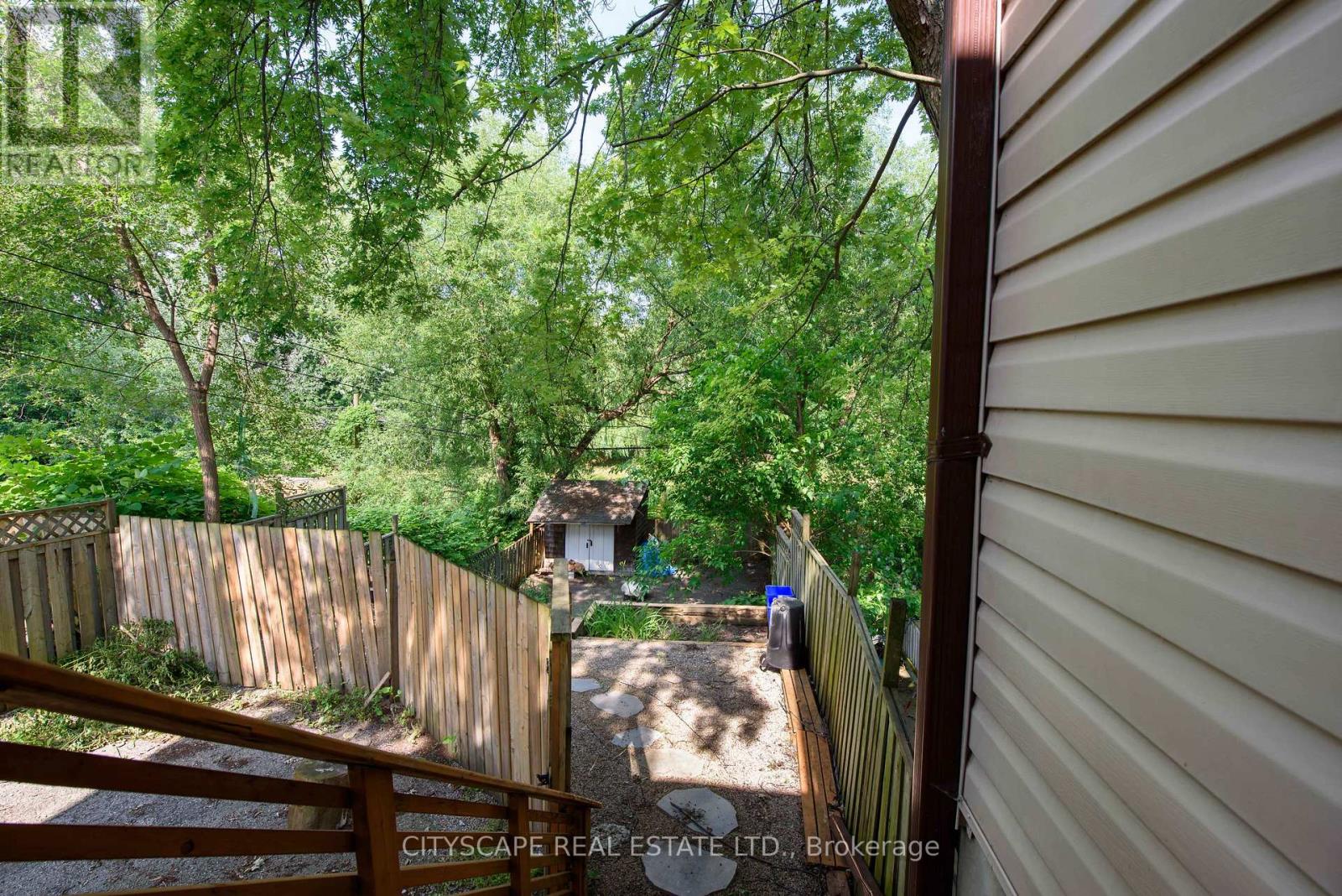 Upper - 193 Coxwell Avenue, Toronto, Ontario M4L 3B4 - Photo 21 - E13527168